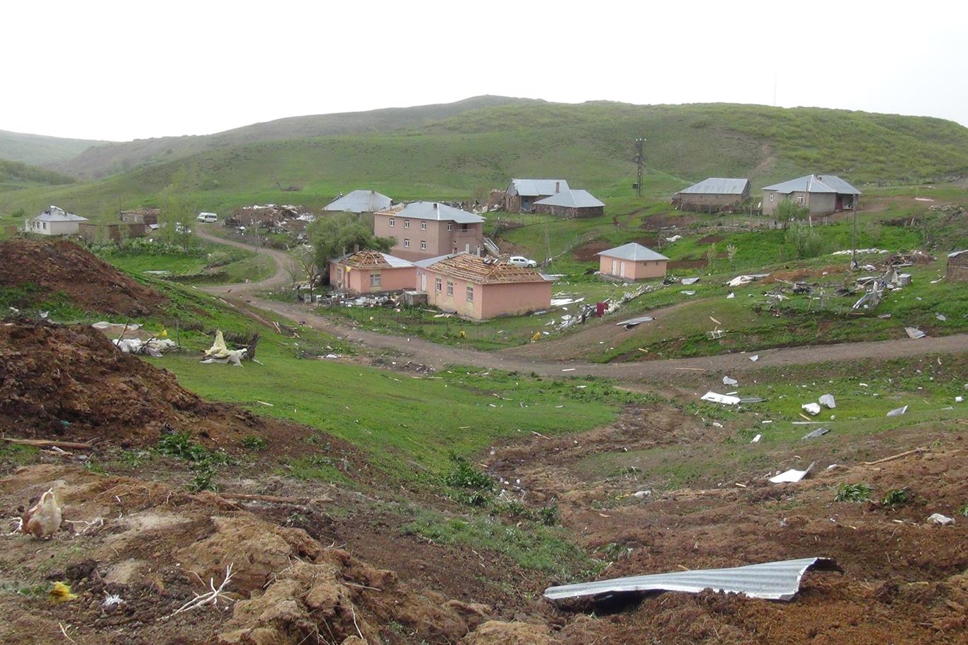 Bingöl'deki hortumda onlarca ev ve ahırda hasar oluştu